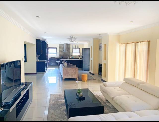 BEDROOM HOUSE FOR SALE IN MIDSTREAM ESTATE